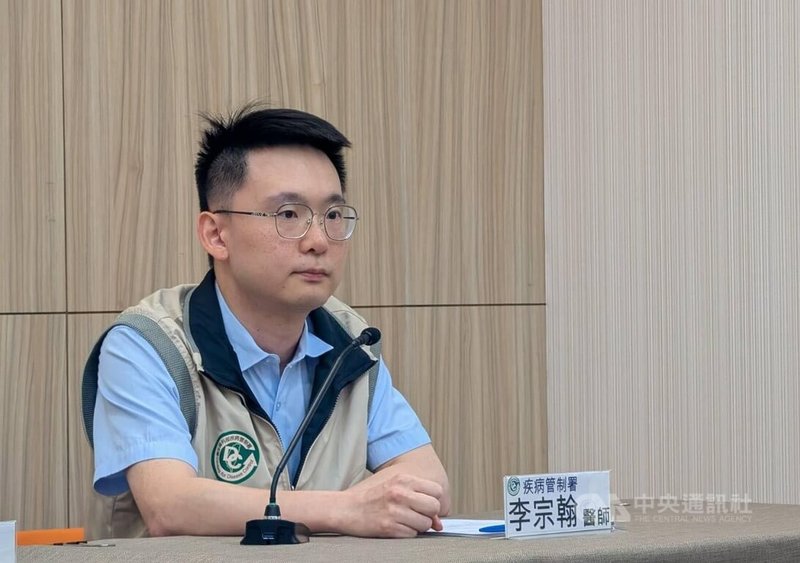 疾管署統計4月22日至28日,共新增21例COVID-19併發重症本土病例,防疫醫師李宗翰(圖)29日出席例行疫報說明,其中有1名20多歲女性,最近1次接種COVID-19疫苗為民國111年,突然發燒2天就醫才發現併發肺炎及心肌炎。中央社記者曾以寧攝 114年4月29日