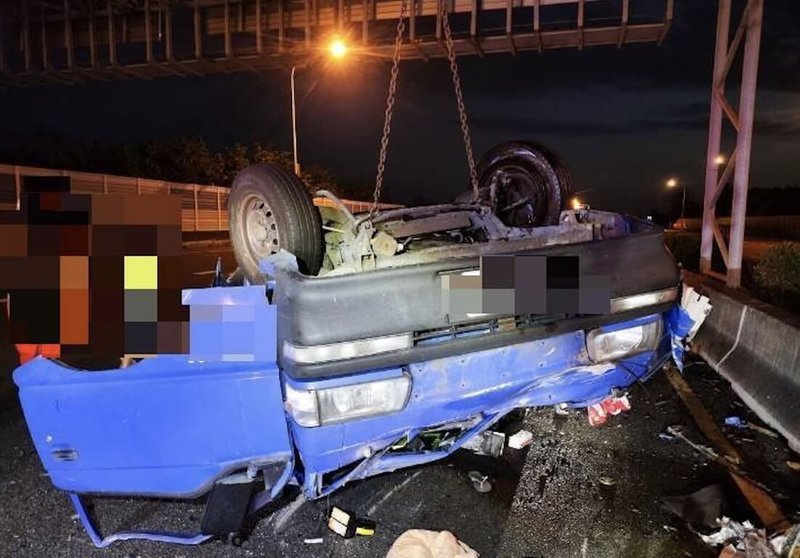 國道中山高南下198公里彰化路段,清晨發生小貨車碰撞聯結車車禍,小貨車碰撞後翻車,駕駛傷重不治,死者為在建國科大就讀的越南籍阮男。(警方提供)中央社記者吳哲豪傳真 114年4月29日