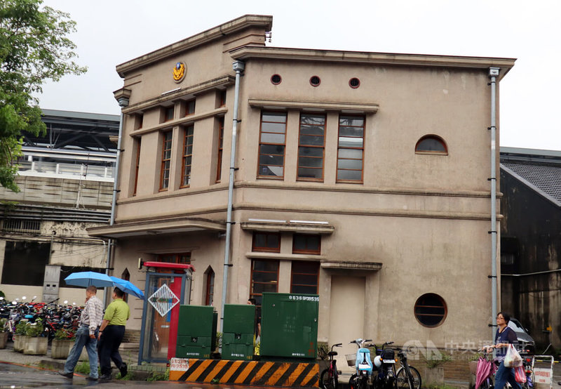 台中市豐原區舊頂街派出所為歷史建築,文資處1月重新招標,新營運業者目前裝潢內部,預計6月開始營運,推廣豐原地區在地糕餅。中央社記者趙麗妍攝 114年4月29日