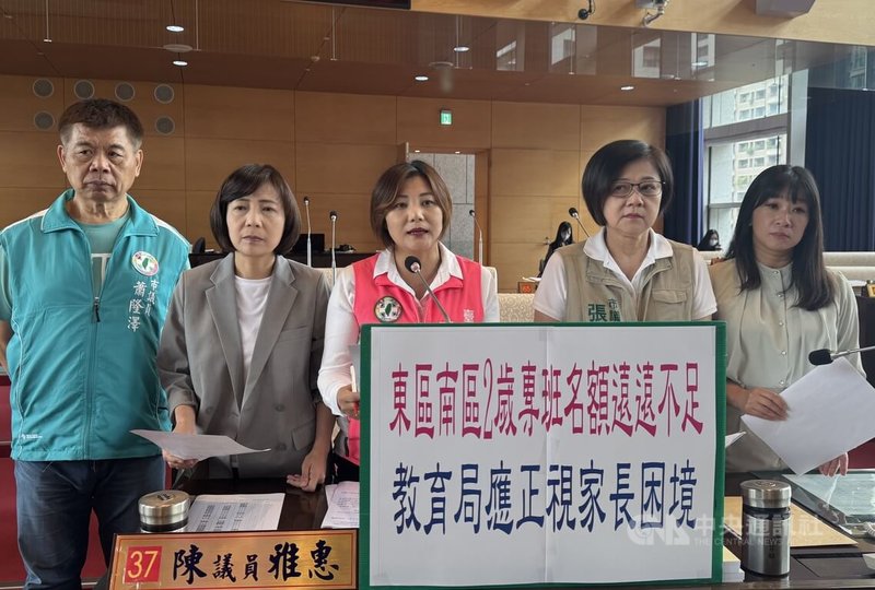 民進黨台中市議員蕭隆澤(前左起)、陳淑華、陳雅惠、張芬郁、謝家宜29日質詢指出,幼兒園2歲專班設立名額不足,各區候補人數多,呼籲市府正視家長困境。中央社記者趙麗妍攝 114年4月29日