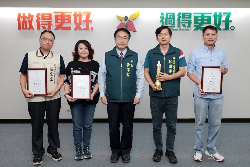 台南市長黃偉哲29日主持市政會議表示,新版財劃法公布,台南市僅獲配163億元;市府該爭要爭,也要開源節流。圖為黃偉哲(中)在市政會議接受獻獎。(台南市政府提供)中央社記者張榮祥台南傳真 114年4月29日
