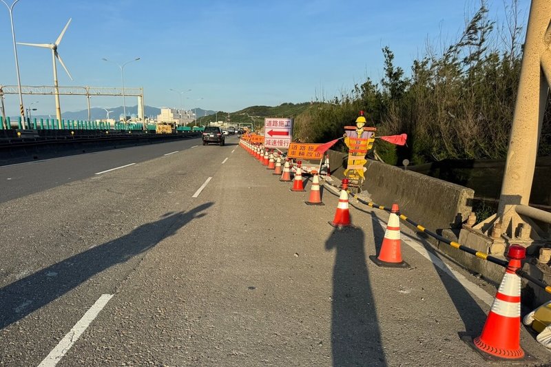 交通部公路局北區養護工程分局中壢工務段5月1日至5月26日將辦理台15線北上蘆竹地磅站的排水工程作業,期間針對施工路段進行交通管制,提醒用路人遵循標誌指示減速慢行。(中壢工務段提供)中央社記者吳睿騏桃園傳真 114年4月29日
