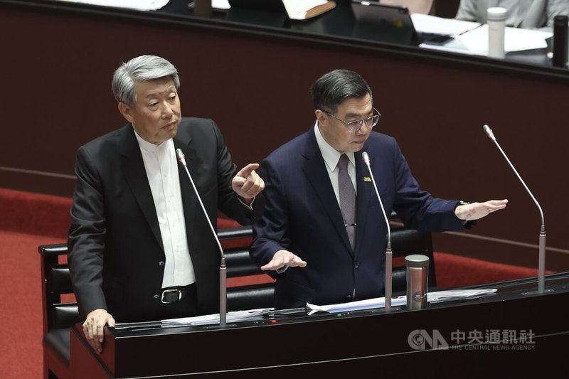 國民黨立委廖偉翔29日質詢時建議,可透過普發現金方式刺激消費。行政院長卓榮泰(右)表示,在承平時代,普發現金也許是一個考量方式,但今天是國際大型經貿情勢改變,須用舉國力量做整體國家整體的開發建設。左為經濟部長郭智輝。中央社記者吳家昇攝 114年4月29日