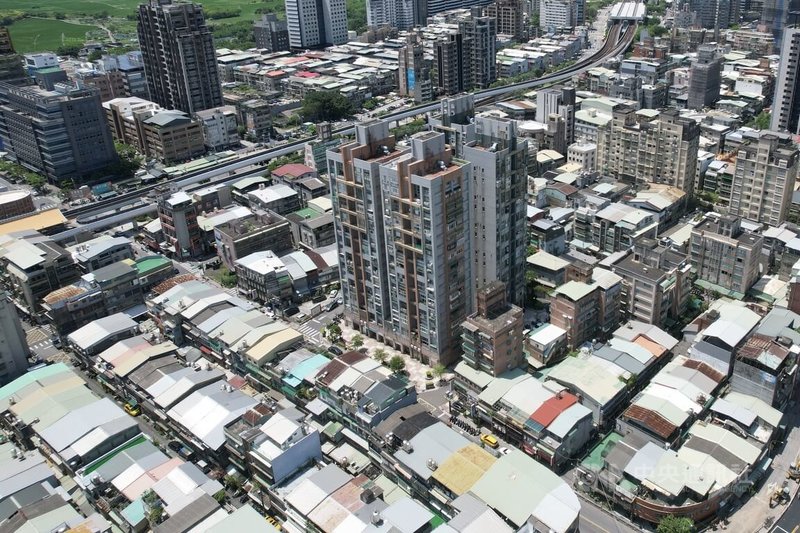 房仲業者指出,2024年台北市屋齡超過30年的交易占54.7%,相當於每成交2件就有1件是屋齡30年以上的老屋。圖為台北市北投住宅區。中央社記者徐肇昌攝 114年4月28日