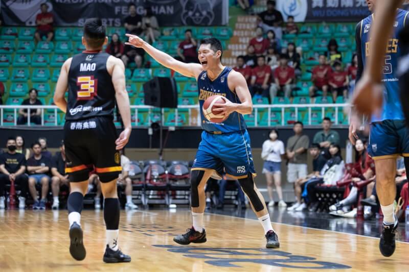 台灣職籃P.LEAGUE+ 台北富邦勇士28日以110比90擊敗台鋼獵鷹,確定取得總冠軍賽門票,接下來將與桃園璞園領航猿爭奪冠軍金盃,陣中主力周桂羽(持球者)期盼大家記住贏球感覺,並在場上打出勇士擅長的轉換快攻。(PLG提供)中央社記者陳容琛提供 114年4月29日