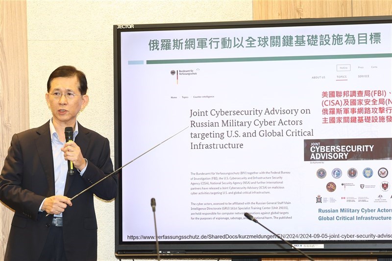 資安署表示,2024年公務機關通報資安事件共755件,並示警遭受阻斷服務(DDoS)攻擊等6大威脅。圖為數發部長黃彥男於2024年9月14日記者會上說明國際駭客族群對台灣部分公私部門網站發起DDoS侵擾。(中央社檔案照片)