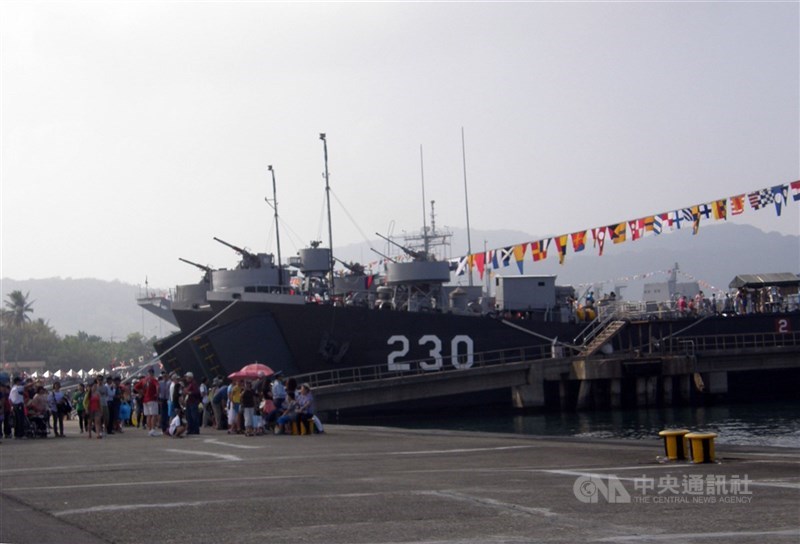 圖為國防部海軍司令部開放海軍左 營基地供民眾參觀。(中央社檔案照片)