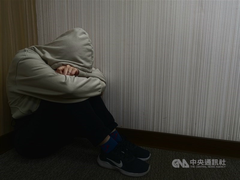 2025年1月發表於「公共衛生」期刊的研究發現,三明治族群上有老、下有小要照顧,每週花超過20小時於照顧工作上,健康可能惡化。(中央社檔案照片)