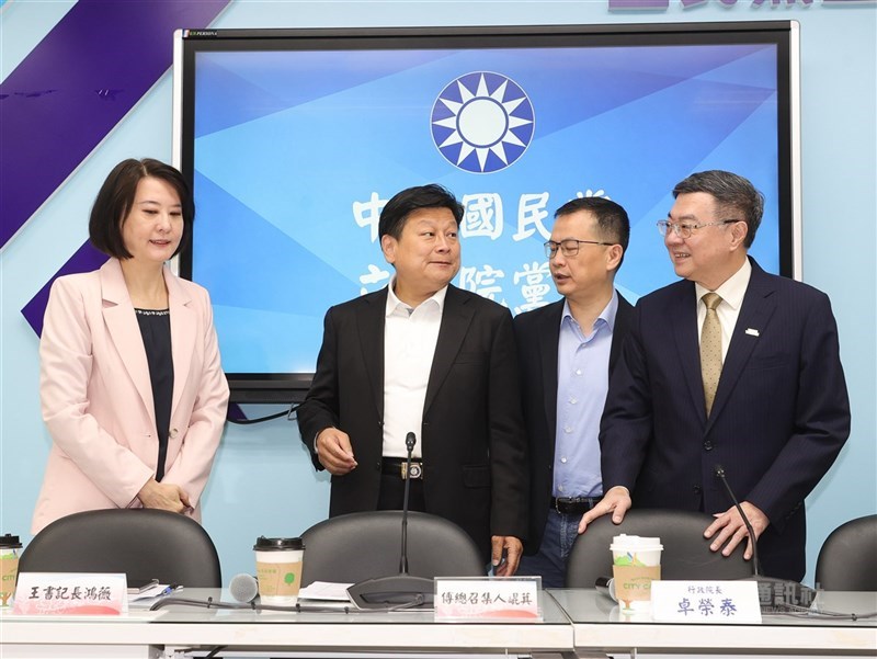 圖為行政院長卓榮泰(右1)28日到立法院拜會國民黨團說明。(中央社檔案照片)