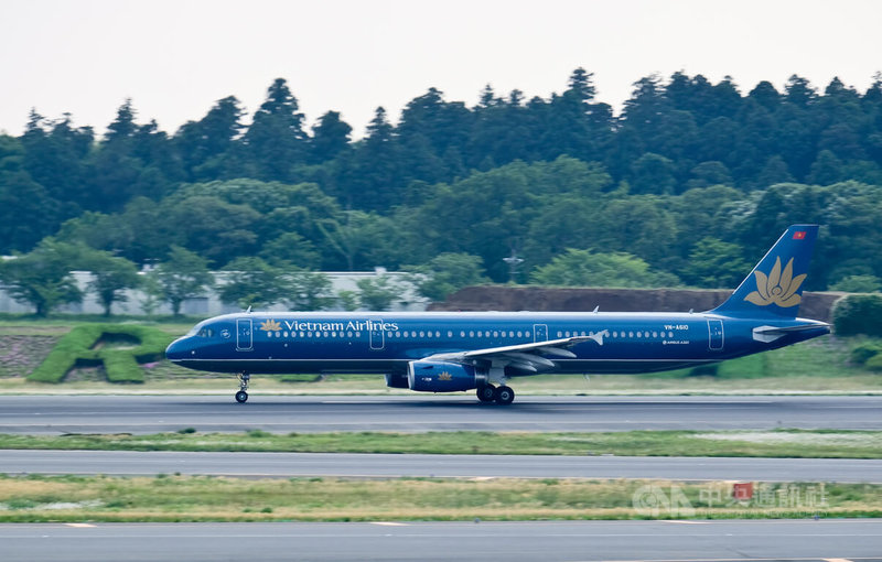 越南航空29日上午一架從高雄飛往胡志明航班,因文件有問題在起飛後約半小時返航高雄,落地加油後已重新出發。圖為越南航空示意圖,非新聞當事航機。中央社記者黃名璽攝 114年4月29日