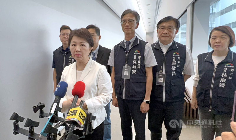 核三廠2號機將於5月17日除役,對於經濟部長郭智輝29日表示,國內發電將大部分依靠火力發電。台中市長盧秀燕(前)對此說,政府的能源政策應可根據國際情勢隨機應變。中央社記者郝雪卿攝 114年4月29日