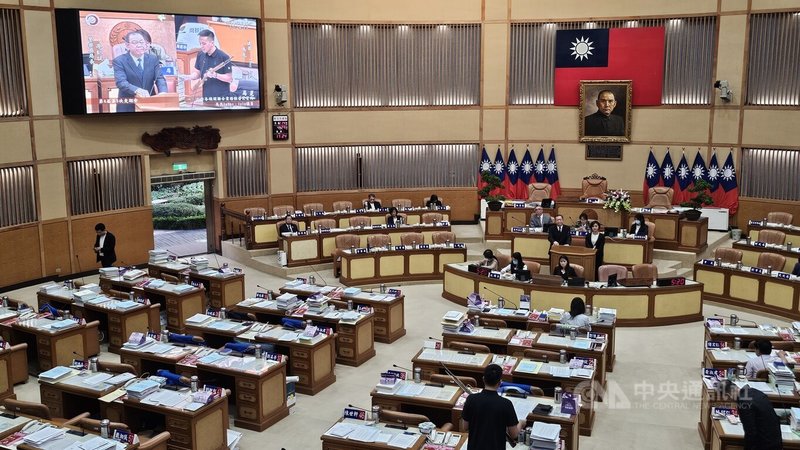 無黨團結聯盟新北市議員馬見(Lahuy.Ipin)(中下立者)29日攜帶獵槍進議場,針對內政部警政署今年3月公告實施的「原住民漁民自製獵槍魚槍許可及管理辦法」質詢。中央社記者王鴻國攝 114年4月29日