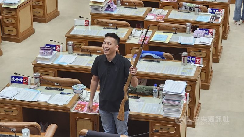 無黨團結聯盟新北市議員馬見(Lahuy.Ipin)(圖)29日持獵槍進議場質詢指出,若依原住民漁民自製獵槍魚槍許可及管理辦法規定,族人難以達成相關保管要求,籲勿讓制度成為壓迫。中央社記者王鴻國攝 114年4月29日