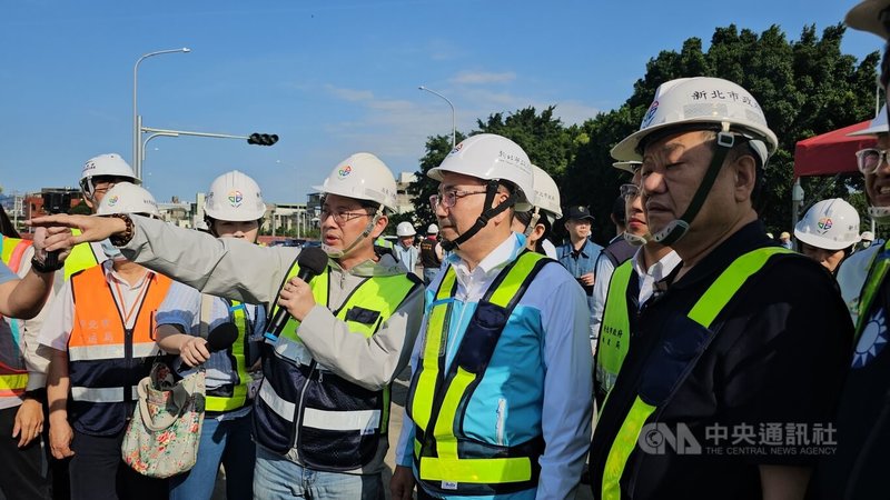 新北市長侯友宜（前右2）29日視察塭仔圳重劃區於新莊中正路以南的第2區道路工程，盼2026年開發完成。中央社記者王鴻國攝  114年4月29日