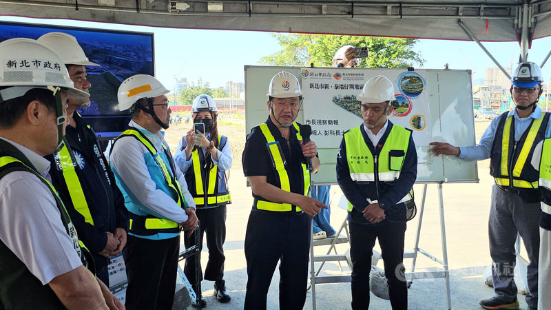 新北市塭仔圳重劃區以新莊中正路南北區分為第1及第2重劃區,市長侯友宜(左3)29日前往塭仔圳2區視察道路工程,議長蔣根煌(右3)指出,因附近老舊社區地勢低漥,籲加強排水設施規劃。中央社記者王鴻國攝 114年4月29日