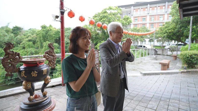 兼具歌手演員多重身分的范宸菲(左)主持台語文學行腳節目「文學跳曼波」,跟著文學家向陽(林淇瀁)(右)一起文學小旅行,這也是她首次挑戰全台語主持。(公視台語台提供)中央社記者洪素津攝 114年4月29日