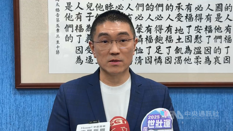 基隆地檢署29日聲押基隆市政府民政處長張淵翔;對於是否調整張淵翔職務,市長謝國樑(圖)上午在市長室門口受訪表示,會視法院及各審級的司法機關後續裁定後,才能回答這個問題。中央社記者王朝鈺攝 114年4月29日
