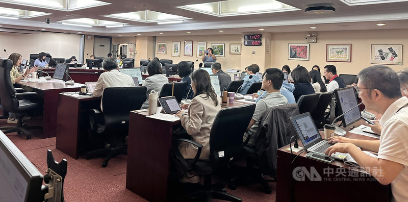 雙北世壯運將開幕,台北市議會委員會29日召開專案報告,議員指賽程及配套不完備,選手一頭霧水,並詢問中國選手來台事宜。世壯運表示,中國選手及陪同人員共555人,其中476人已提出申請資料,由移民署審查。中央社記者劉建邦攝 114年4月29日