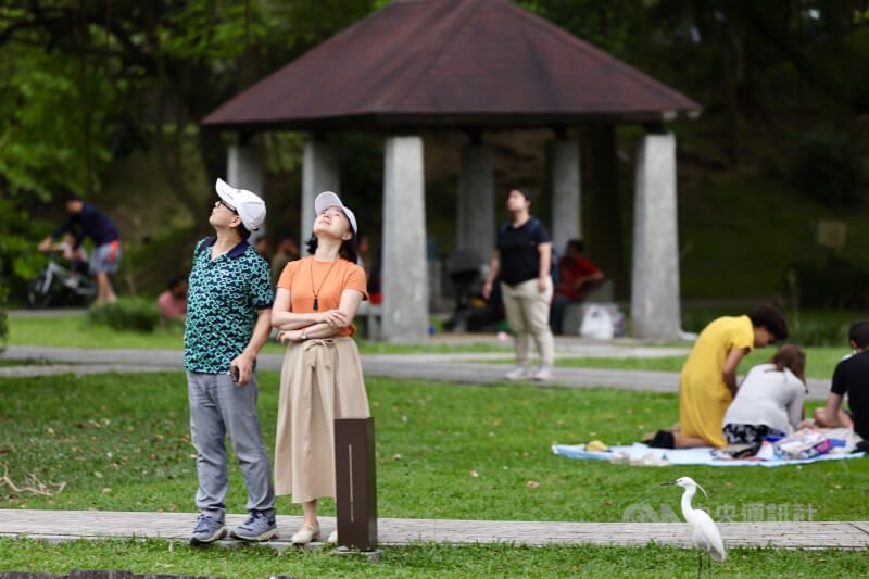 圖為台北大湖公園內午後遊憩民眾。(中央社檔案照片)