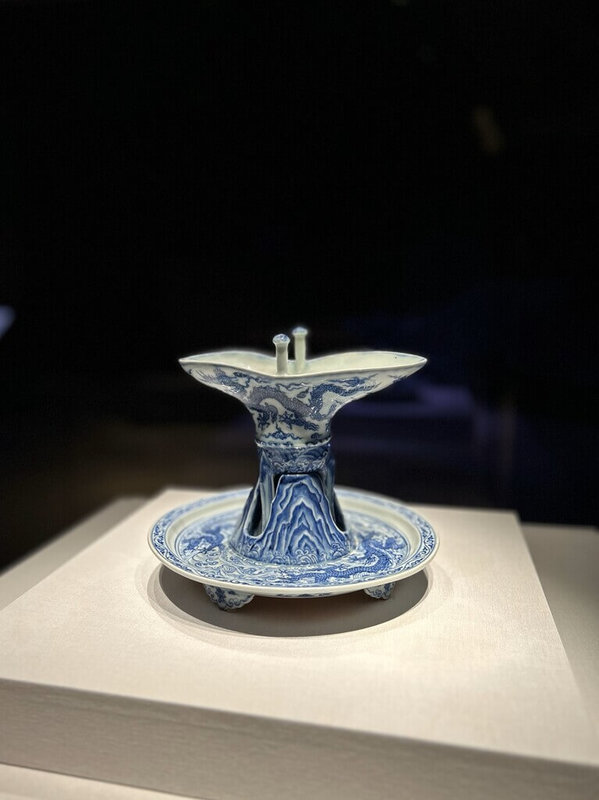 故宮南院「人氣國寶展-穿越看洪武」即日起展至7月20日止,展出永樂「青花波濤龍紋爵杯」,是明太祖朱元璋確立祭器以瓷器取代青銅器規範的例證。(故宮南院提供)中央社記者蔡智明傳真 114年4月29日