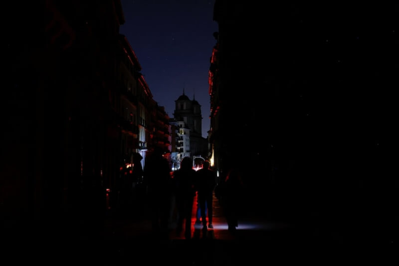 西班牙馬德里的居民們用手電筒照明黑暗的街道。(路透社)