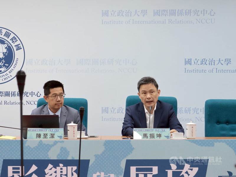 政治大學國際關係研究中心、亞太安全合作理事會中華民國秘書處30日召開「美國川普總統百日新政的影響與展望」座談會,國防大學中共軍事事務研究所教授馬振坤(右)、政治大學國際關係研究中心副主任陳至潔(左)與會。中央社記者李雅雯攝 114年4月30日