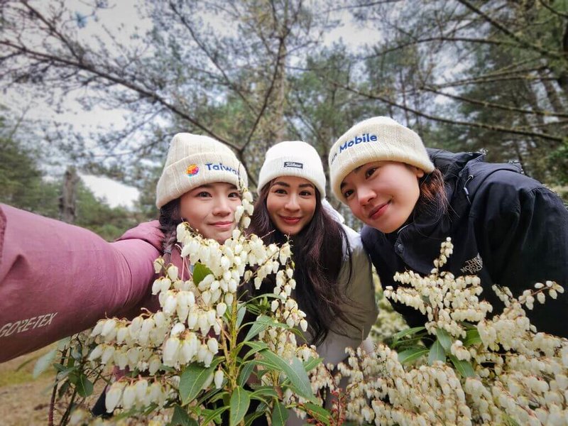 行腳節目「上山下海過一夜」節目邀請登山家詹喬愉(左)、德國探險家Hong(右)挑戰嘉明湖,主持人艾美(中)向懷孕5個月的詹喬愉學了一堂震撼的「孕婦百岳課程」。(三立電視提供)中央社記者葉冠吟傳真 114年4月30日