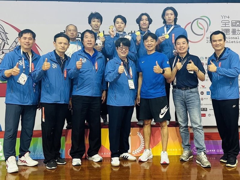 114年全國大專校院運動會男子競技體操項目從4月28日到5月1日在嘉南藥理大學紹宗體育館登場,首日登場的公開組男子團隊,台北市立大學靠著亞運國手蕭佑然(後排中)領軍,順利以總分202.092摘金。圖前中為北市大校長邱英浩。(台北市立大學提供)中央社記者黎建忠傳真 114年4月30日