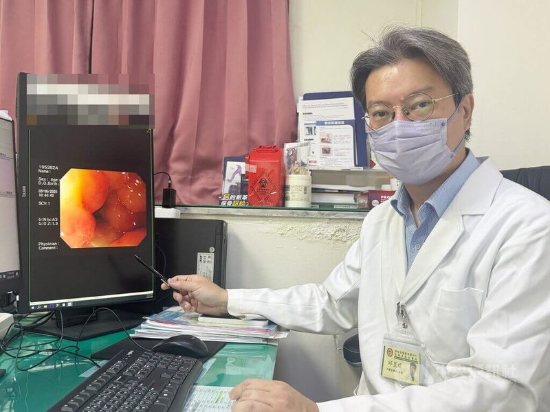 李綜合醫院外科主任邱昱瑞(圖)指出,台中1名上班族因工作壓力大,胃、十二指腸潰瘍,後來潰瘍變得嚴重,吃什麼吐什麼,就醫發現嚴重潰瘍導致腸阻塞,提醒勞工在職場上工作忙碌一定要適時紓壓,如果身體不舒服要盡早就醫。中央社記者趙麗妍攝 114年4月30日