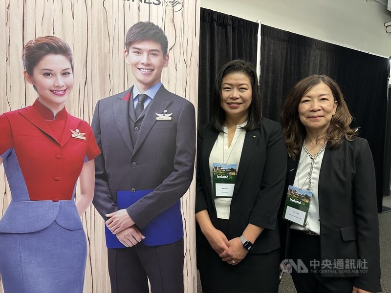美國公共電視網旅遊文化節目「行腳天下」在紐約舉行試映會,本季特別走訪台灣。華航紐約分公司總經理李文儀(左)與觀光署駐紐約辦事處主任莊靜真在「行腳天下」試映會合影。中央社記者廖漢原紐約攝 114年4月30日