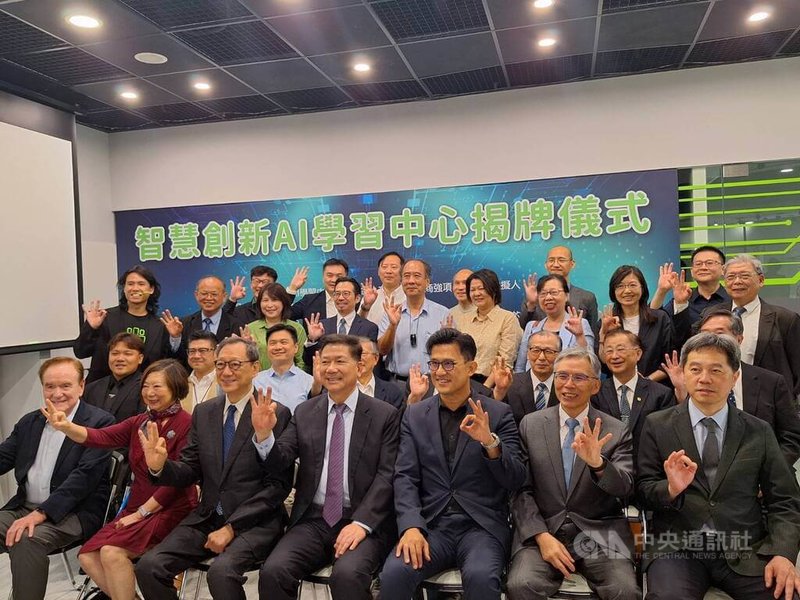 東吳大學30日舉行智慧創新AI學習中心啟用儀式,引進輝達的GeForce RTX 50系列桌上型電腦,未來將開設AI跨域應用微課程。中央社記者許秩維攝 114年4月30日