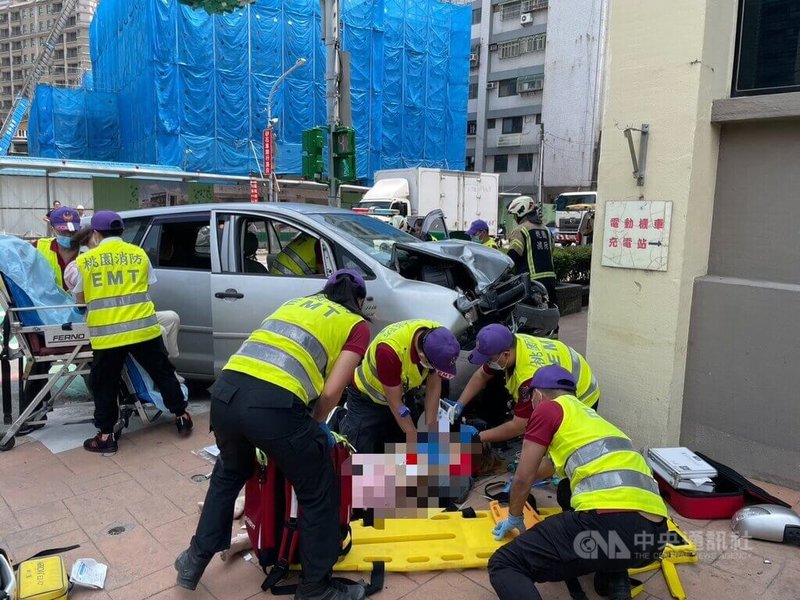 桃園市八德區公所前30日上午發生嚴重車禍,有汽車因不明原因衝撞公所圍牆、撞上圍牆旁的2名行人,造成行人命危。(翻攝照片)中央社記者葉臻傳真 114年4月30日