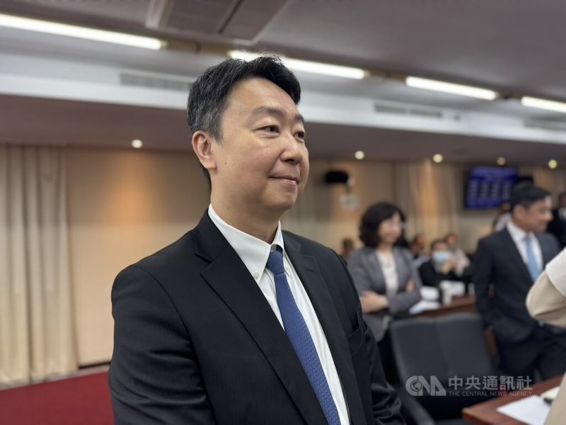 台鐵近期事故頻傳,交通部長陳世凱(前)30日接受媒體聯訪表示,目前調查起來大部分都是人為疏失,要檢討為何台鐵員工沒有按照SOP去做,將在教育訓練上更仔細。中央社記者余曉涵攝 114年4月30日