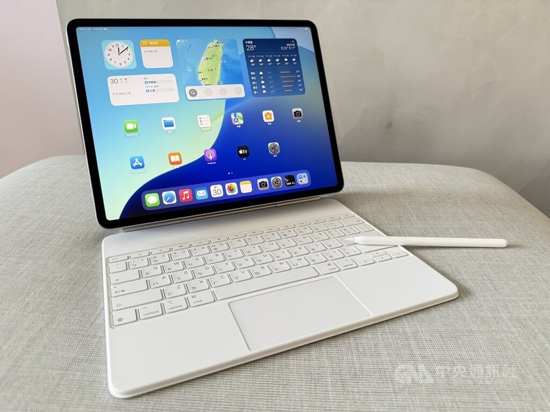 蘋果公司在台灣開賣搭載M3晶片的iPad Air平板電腦，相容於全新巧控鍵盤，採用更大的玻璃觸控式軌跡板，可精準控制游標，也能搭配Apple Pencil Pro觸控筆使用。中央社記者吳家豪攝  114年4月30日