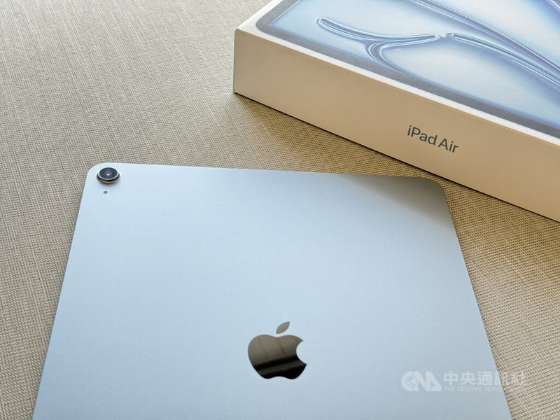 蘋果公司搭載M3自研晶片的iPad Air平板電腦近期在台灣開賣,配備1200萬像素廣角後置相機,可拍攝高解析度照片和4K影片。中央社記者吳家豪攝 114年4月30日