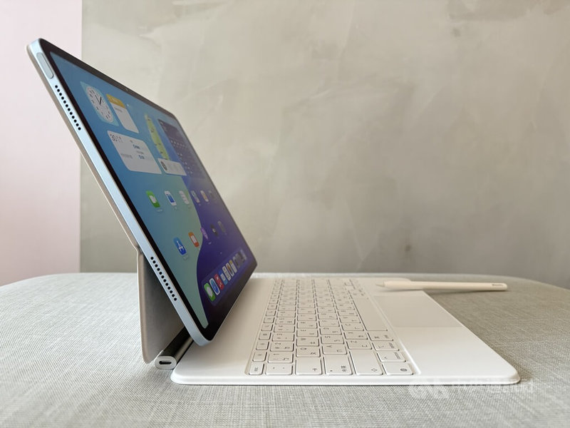 蘋果公司在台灣開賣配備M3晶片的iPad Air平板電腦,可搭配全新巧控鍵盤,採用懸浮式懸臂設計,以磁力吸附,可自由調整為多種視角,軸承側面還有用於充電的USB-C連接器。中央社記者吳家豪攝 114年4月30日