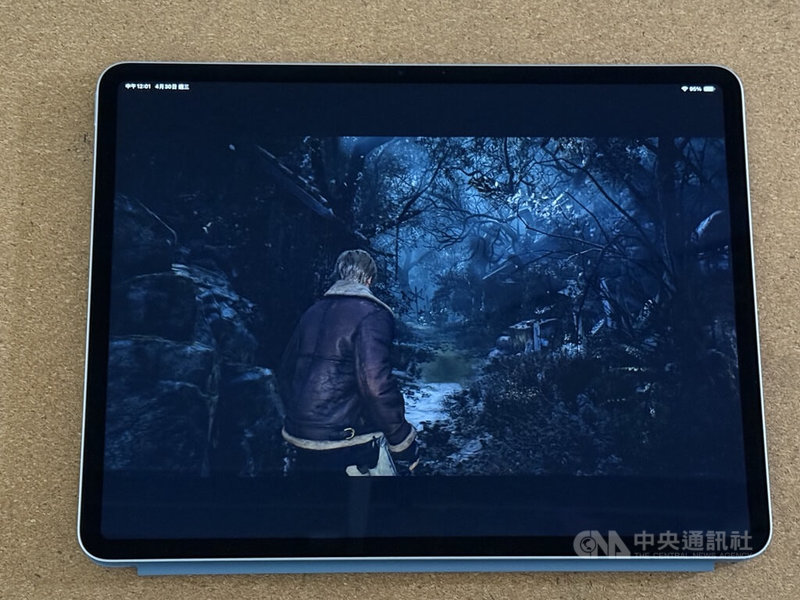 蘋果公司在台灣開賣搭載M3自研晶片的iPad Air平板電腦,繪圖處理效能提升40%,新增硬體加速光線追蹤等功能,遊玩3A遊戲大作相當流暢且反應靈敏。中央社記者吳家豪攝 114年4月30日