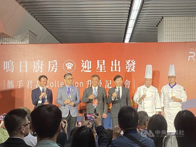 雄獅旅遊、雲品國際旗下君品Collection與台鐵30日舉行記者會,宣布鳴日廚房推出米其林饗宴。圖左2為雄獅董事總經理黃信川、圖右3為雲品國際董事長盛治仁。中央社記者江明晏攝 114年4月30日