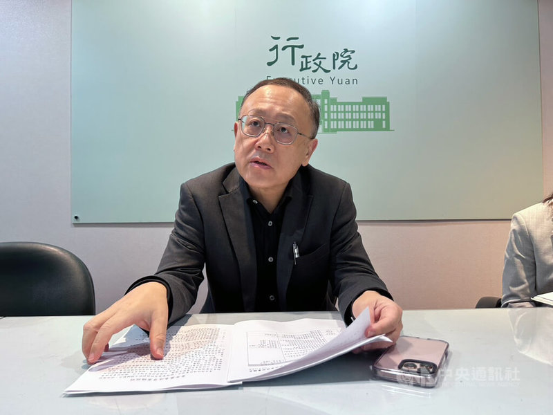 行政院會5月1日將討論、通過「青年基本法」草案,行政院政務委員史哲30日指出,草案將明定中央政府須4年制定一次青年白皮書、各級政府制定政策時要建立青年參與機制、成立院級青年事務發展會報以及支持青年返鄉等。中央社記者賴于榛攝 114年4月30日