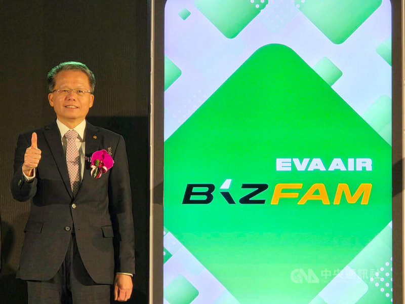 長榮航空30日舉辦BizFam全球企業差旅回饋計畫發表會,由長榮航空總經理孫嘉明(圖)主持啟動儀式,他表示,上半年客運續成長,空運後續還可能會轉趨擁擠。中央社記者江明晏攝 114年4月30日