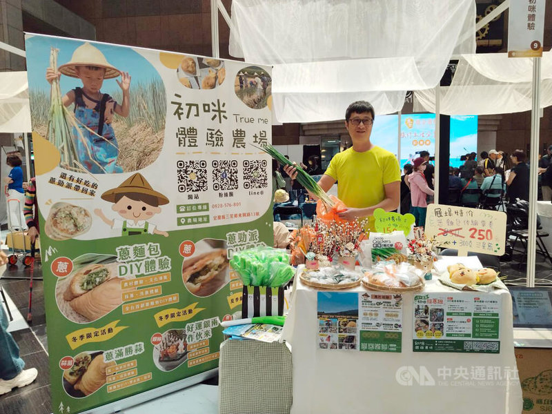 交通部觀光署推廣樂齡旅遊,30日在台北車站舉辦「凰金遊程GOLDEN YEARS + 旅行生活分享日」發表會,多家通過凰金遊程認證的旅行社及其合作夥伴齊聚一堂,展示並販售各種優惠旅遊產品。中央社記者汪淑芬攝 114年4月30日