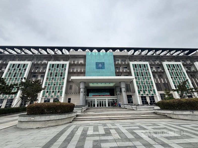 國民黨新竹市議員黃文政、無黨籍新竹市議員吳國寶涉詐領出席費等費用,法院30日判處黃文政有期徒刑2年、褫奪公權2年、緩刑5年,並應向公庫支付新台幣30萬元;吳國寶判處有期徒刑1年8月,褫奪權1年,緩刑3年,並應向公庫支付20萬元。可上訴。圖為新竹地院外觀。中央社記者郭宣彣攝 114年4月30日