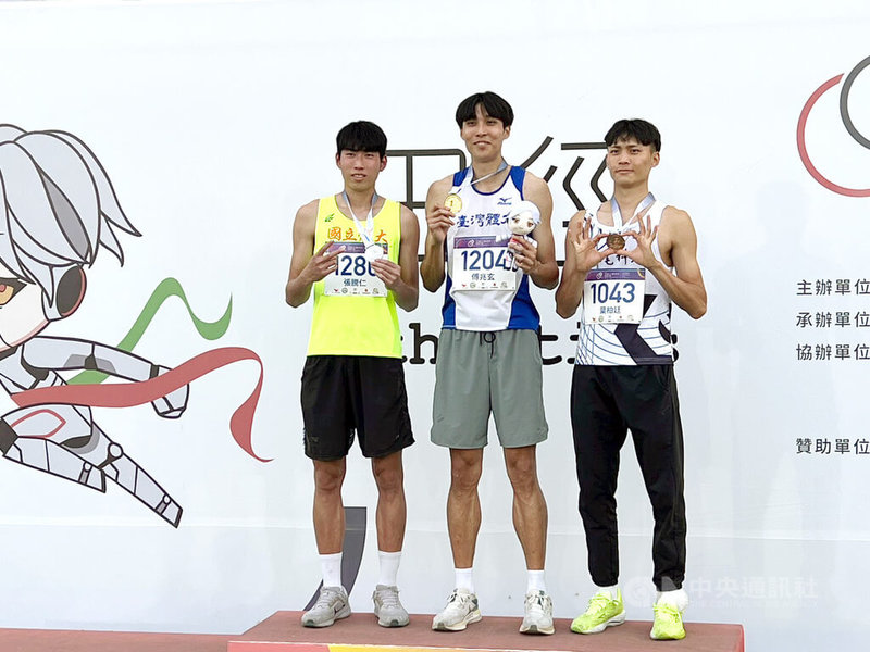 台灣體育運動大學傅兆玄(中)30日出戰114年全國大專校院運動會公開男生組田徑跳高決賽,以2公尺26摘下金牌。左為國立體育大學張騰仁、右為虎尾科技大學葉柏廷。中央社記者黃巧雯攝 114年4月30日