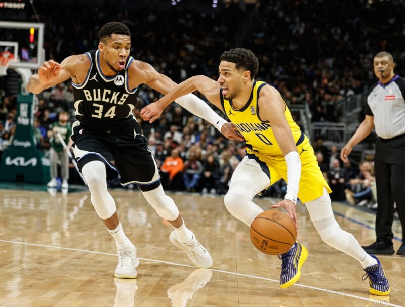 美國職籃NBA印第安那溜馬30日以119比118淘汰密爾瓦基公鹿,當家球星哈利伯頓(右)在延長賽率隊逆轉致勝。(美聯社)