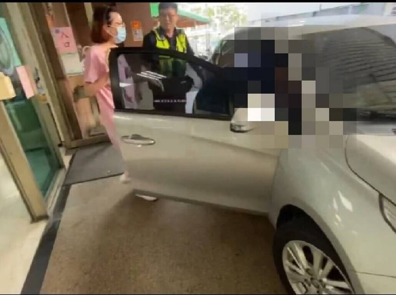 台中張姓男子日前發現母親昏迷,開車送醫卻適逢下班時間車流量大,員警得知後協助鳴笛開警示燈開道,數分鐘內即抵達國軍台中總醫院,婦人經治療後已無生命危險。(警方提供)中央社記者蘇木春傳真 114年4月30日