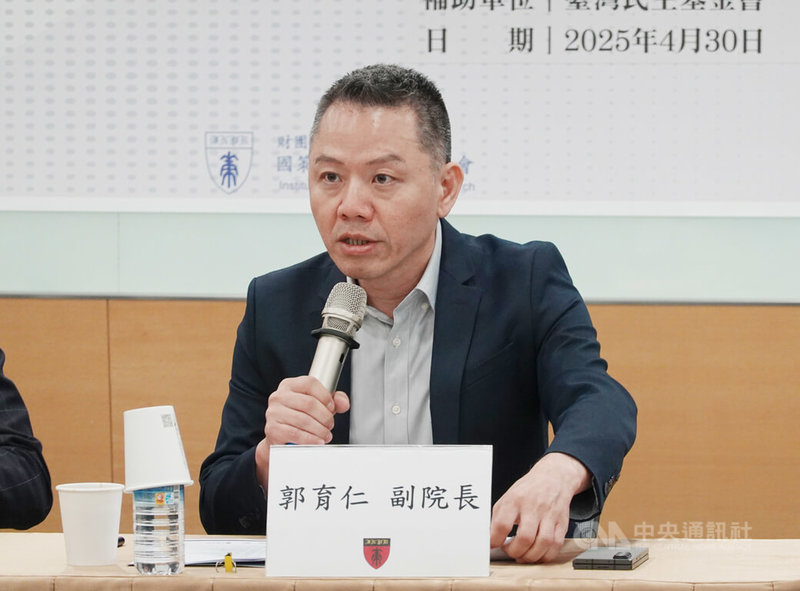 國策院30日舉行「川普新政對國際秩序的挑戰與重塑」座談會,國策院副院長郭育仁(圖)表示,美中關稅談判還缺敲門磚。中央社記者楊堯茹攝 114年4月30日