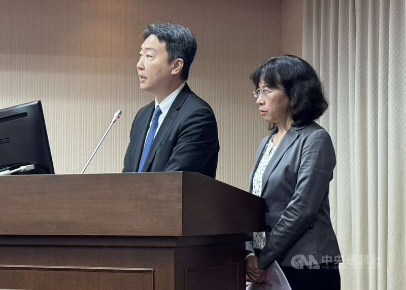 過去交通部曾經提出宜花東地區鐵路提速計畫(東部快鐵計畫)可行性研究,交通部長陳世凱(左)30日在立法院交通委員會答詢時說,經過研究之後,認為並不可行,時速160公里在安全上沒有辦法達到。中央社記者余曉涵攝 114年4月30日
