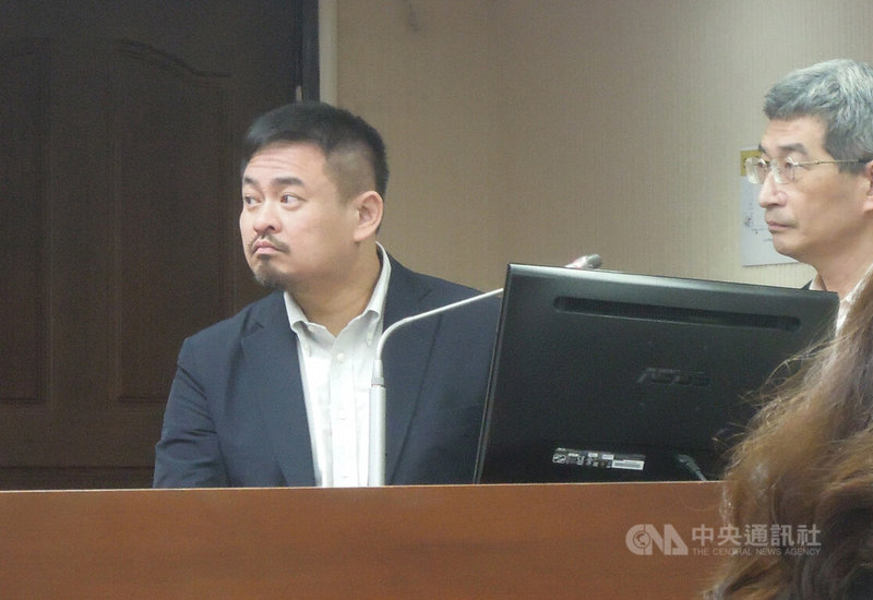 立法院社會福利及衛生環境委員會30日邀請勞動部長洪申翰(左)等就「五一勞動節前夕,我國勞工職場預防職業災害及場(廠)墜落事故之檢討與精進作為」進行專題報告並備質詢。中央社記者吳欣紜攝 114年4月30日