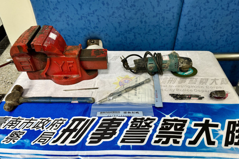 台南市政府警察局30日宣布破獲改造鋼管槍案,台南市1名在機械工廠上班的李姓男子將廢棄鋼管、螺絲等物品研磨改裝成簡易鋼管槍,並在工廠空地試射,警方獲報查獲鋼管槍1把及改造槍械工具1批。(警方提供)中央社記者楊思瑞台南傳真 114年4月30日