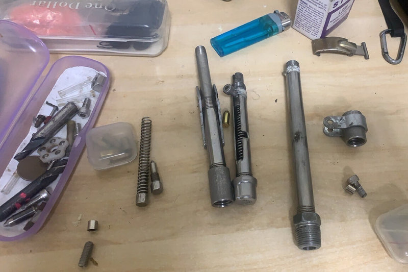 台南市1名在機械工廠上班的李姓男子,利用機械專業知識及技術,將廢棄鋼管、螺絲等物品研磨改裝成簡易鋼管槍,警方蒐證後搜索查獲並將李男送辦。(警方提供)中央社記者楊思瑞台南傳真 114年4月30日